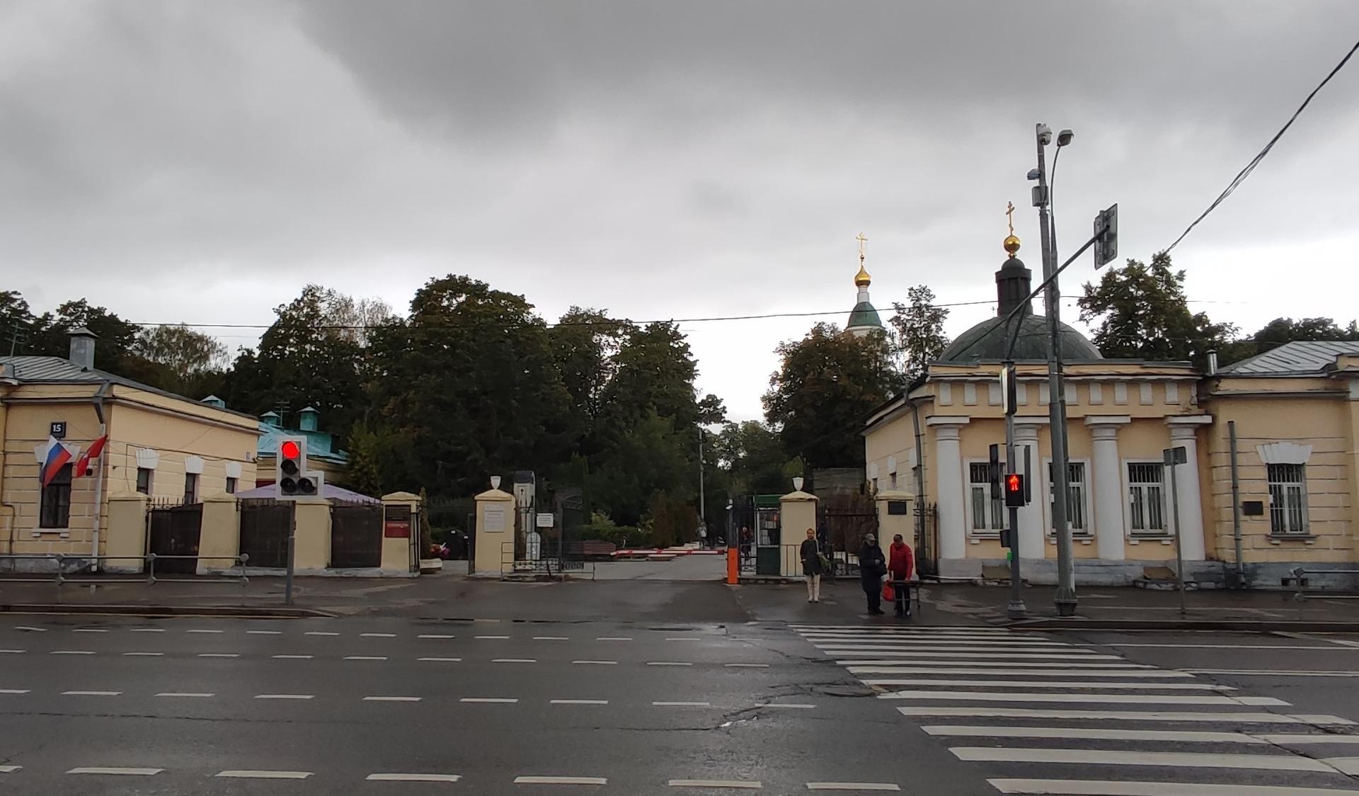 Церковь Ваганьковского кладбища и два дома при въезде на кладбище