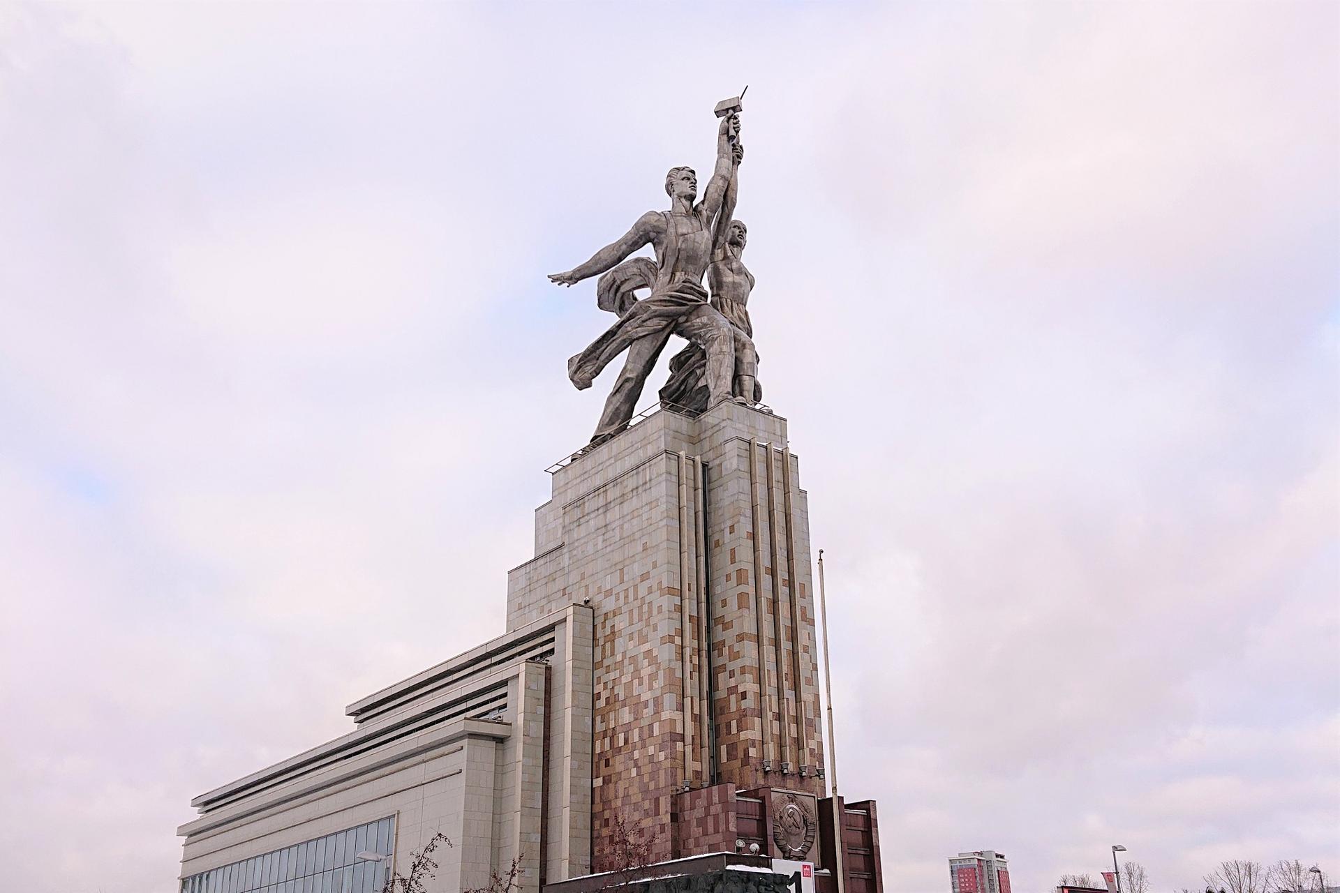 Скульптура «Рабочий и колхозница»