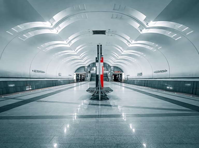 Станция метро «Лесопарковая»