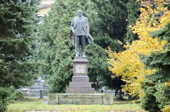 Памятник В. И. Ленину на территории новой усадьбы «Кузьминки»