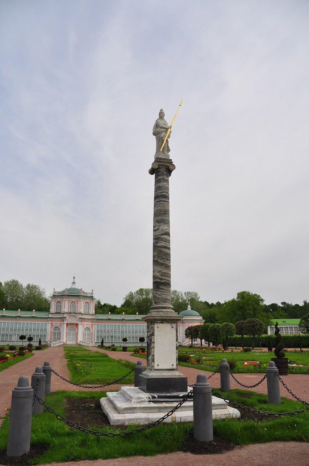 Колонна со статуей Минервы