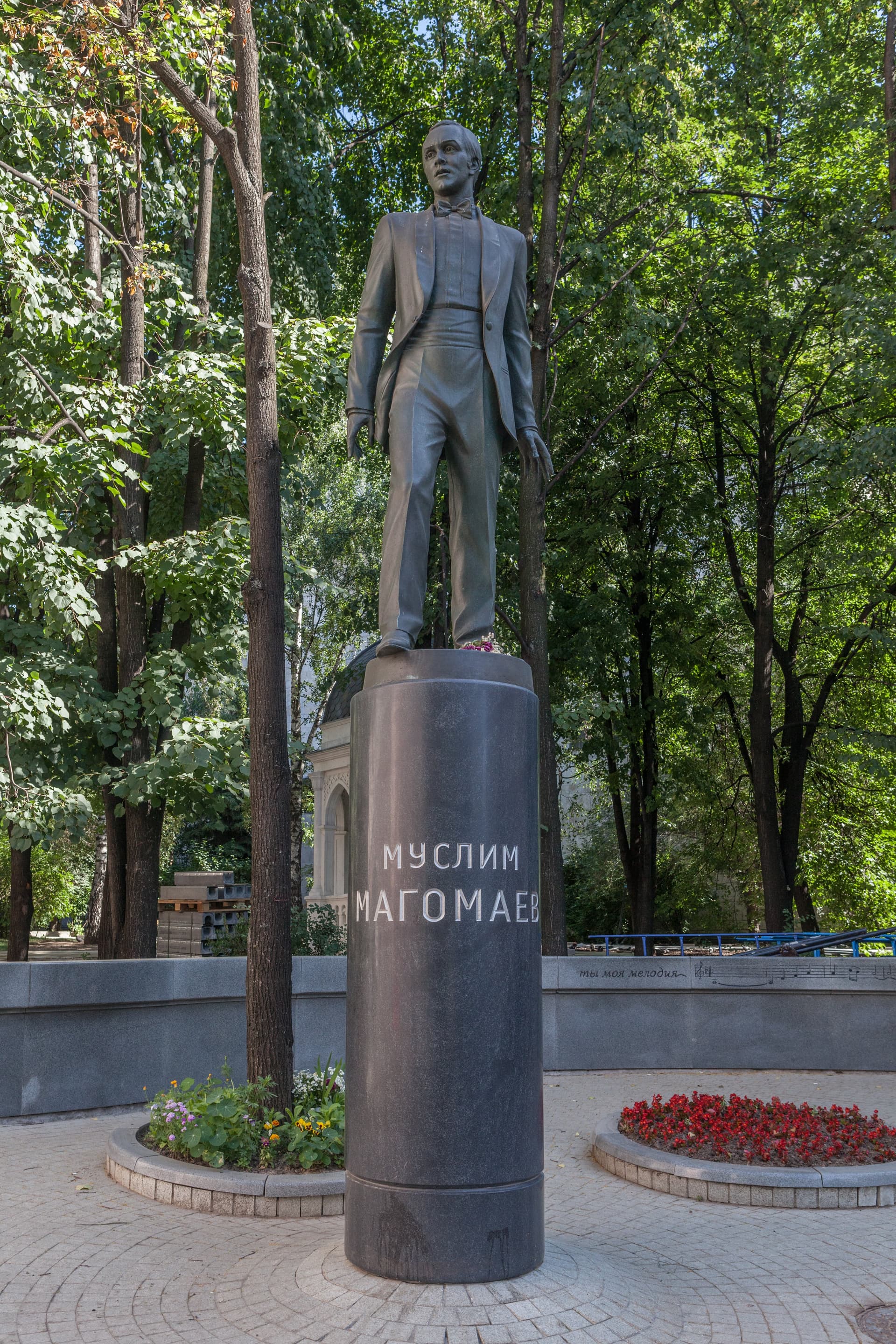 Памятник Муслиму Магомаеву