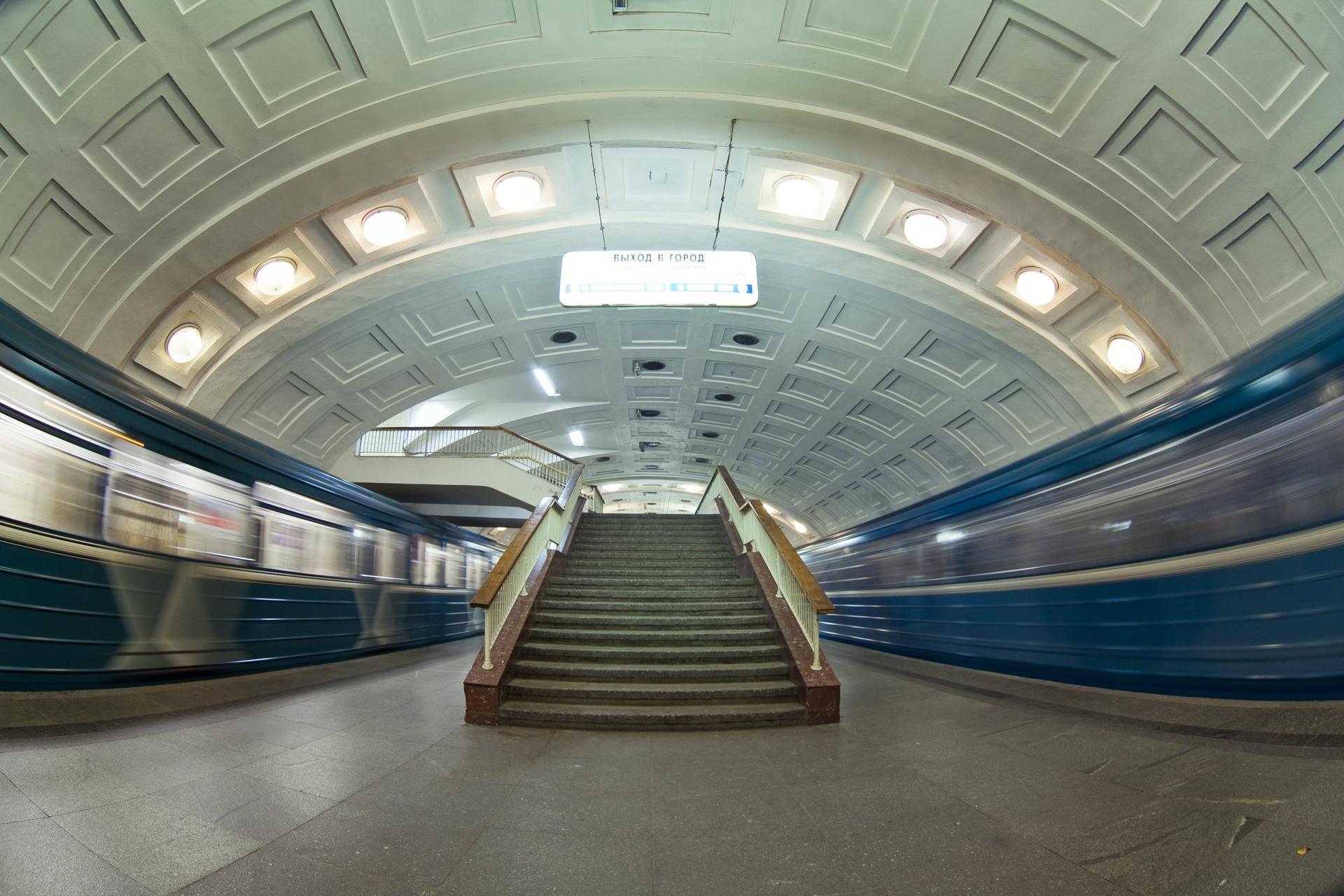 Станция метро «Библиотека им. Ленина»