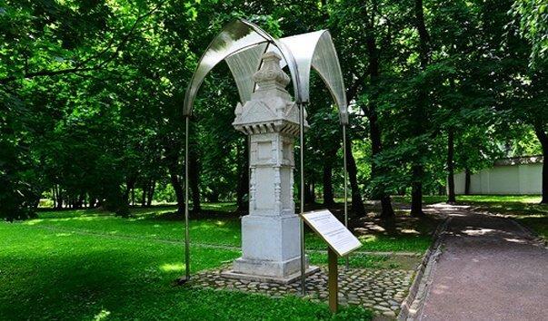 Мемориальный столб в честь освобождения крестьян от крепостного права, ансамбль усадьбы Коломенское