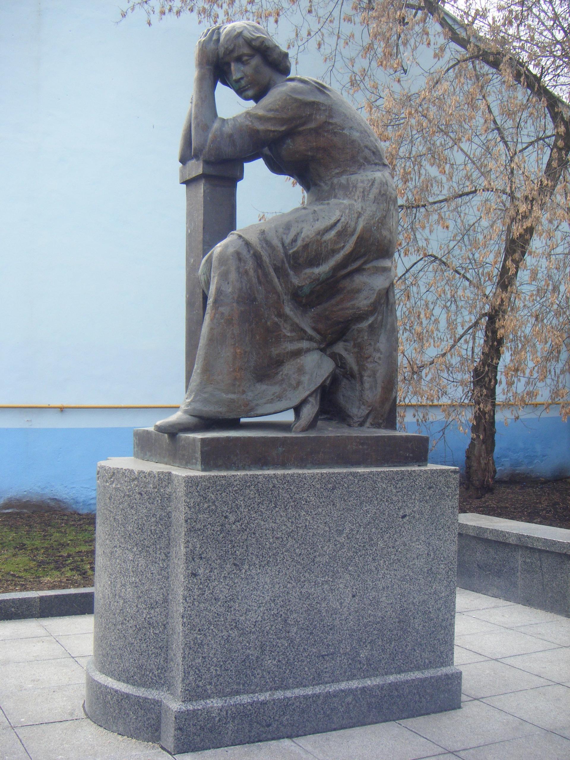 Памятник Марине Цветаевой