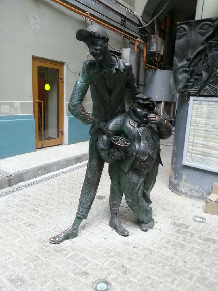 Памятник Коровьеву и Бегемоту