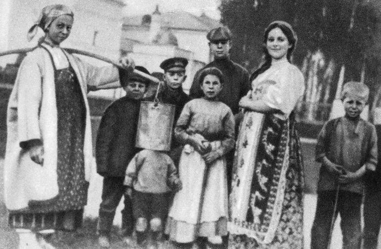 Фотография «Сергей Есенин в группе односельчан»