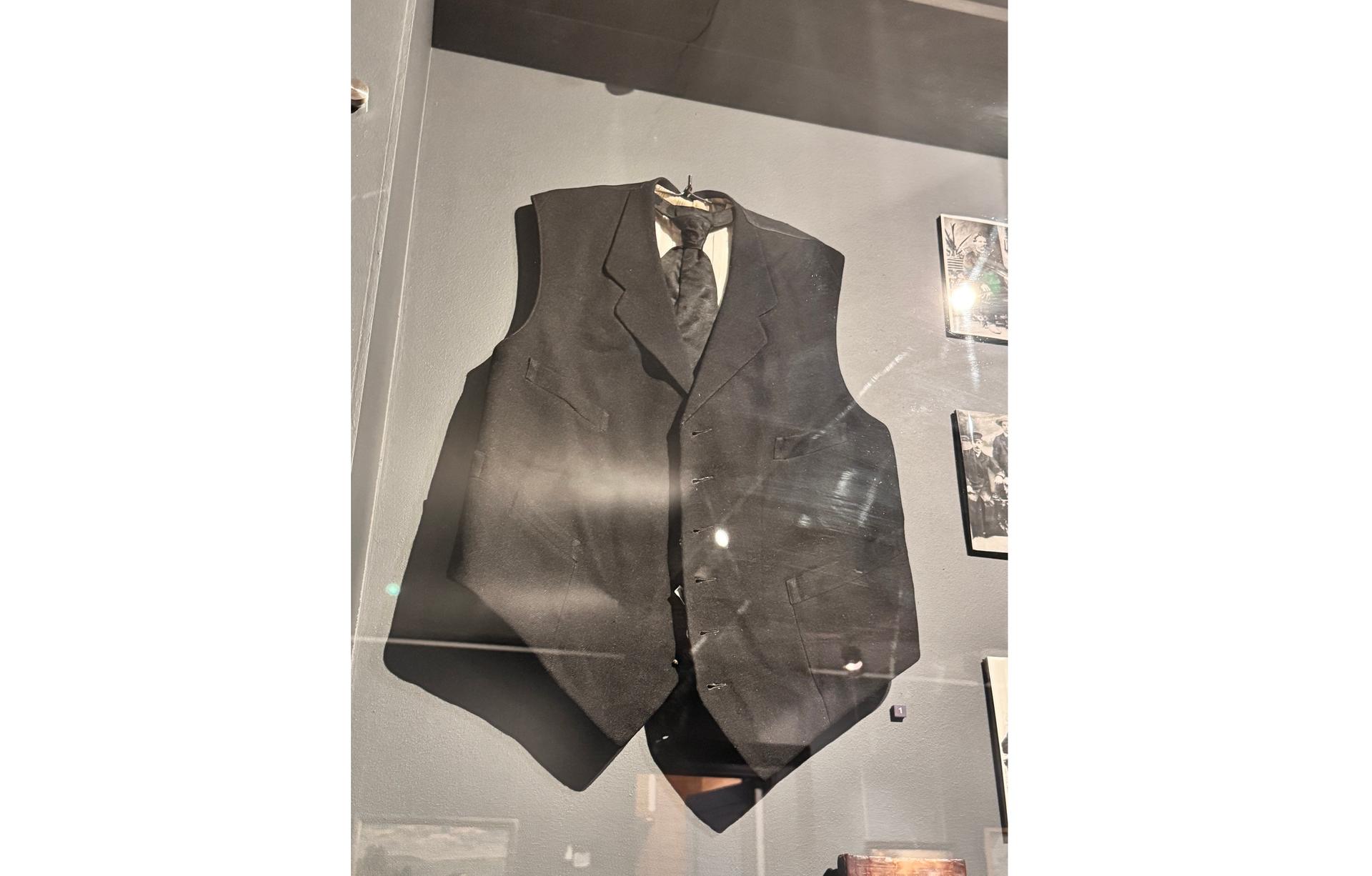 Мемориальные вещи А.Н. Есенина (отца поэта): Галстук и манишка