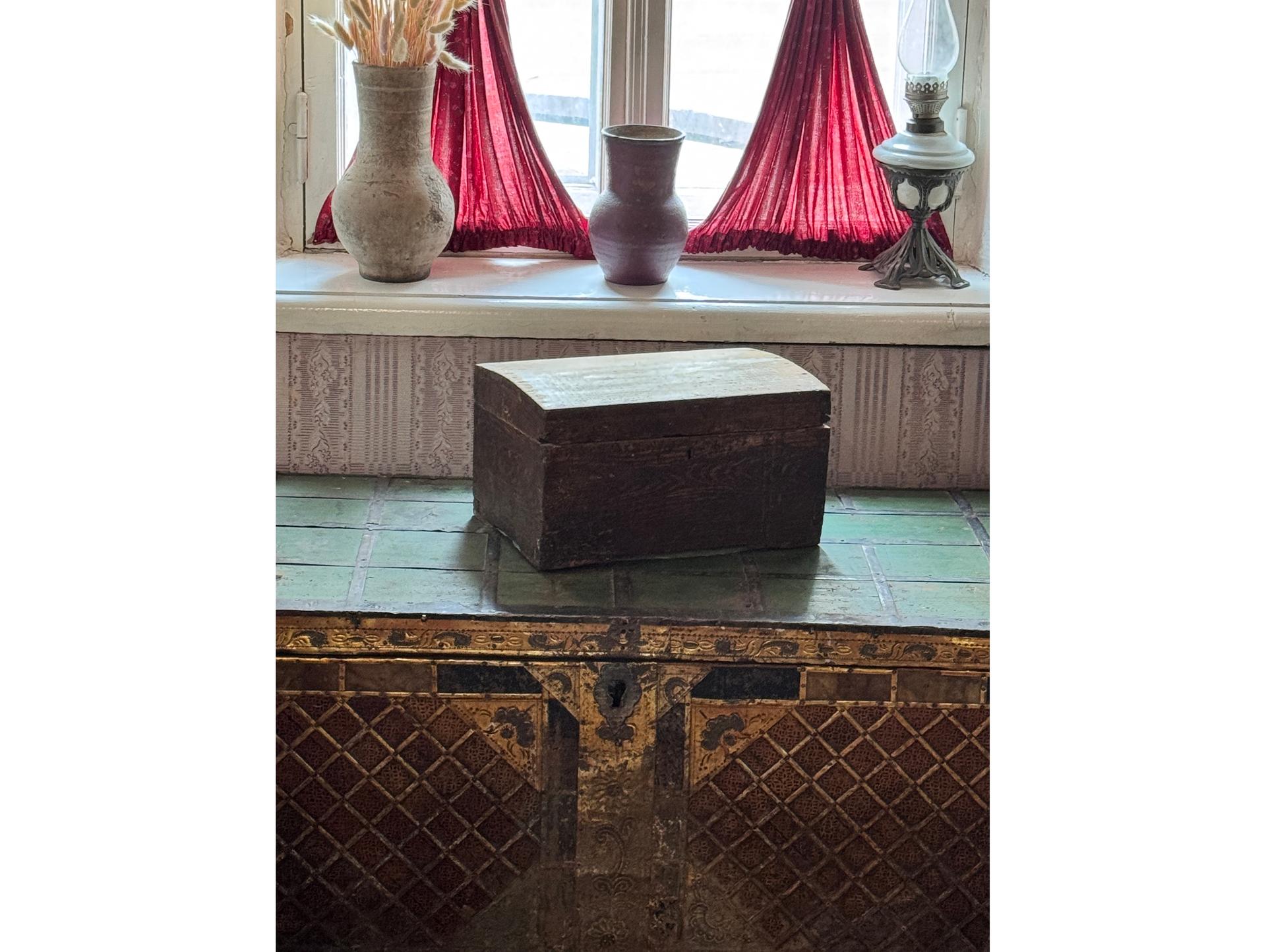 Личная вещь С.А. Есенина: Сундучок деревянный