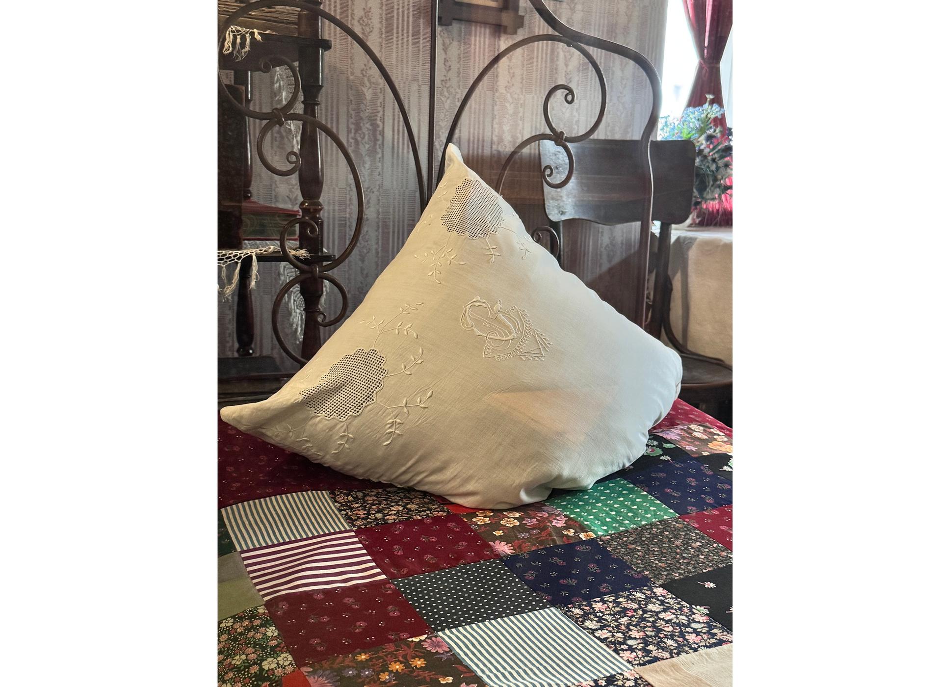 Наволочка на подушку с вышивкой Т.Ф. Есениной (матери поэта)