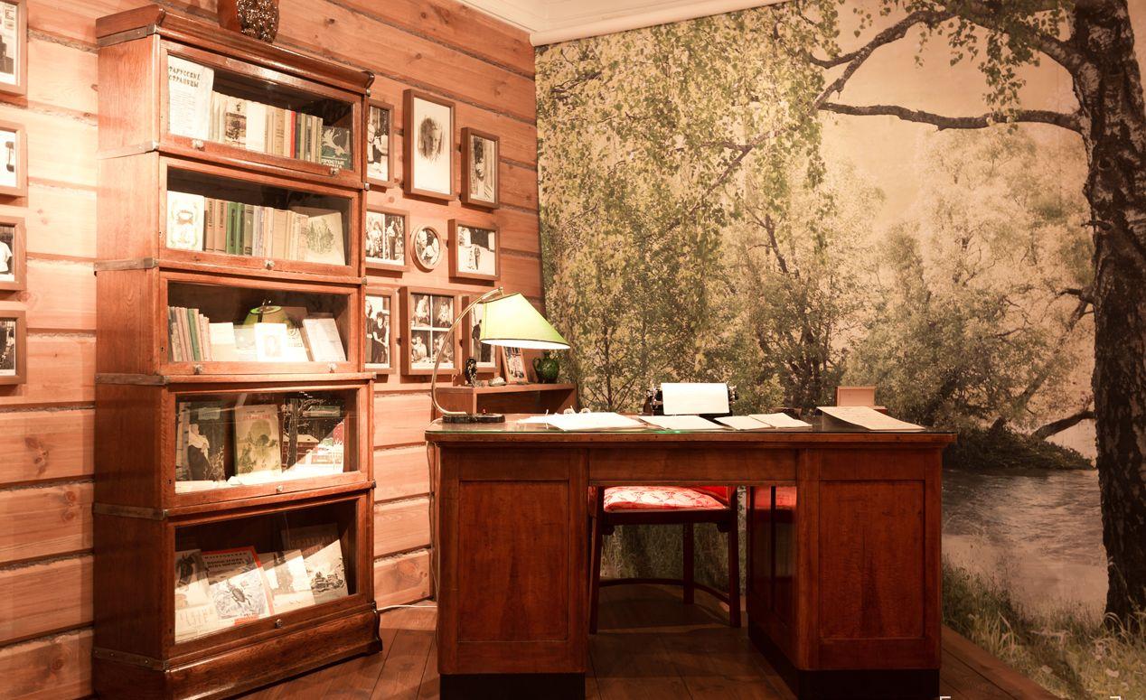 Стол письменный. Первая половина ХX века. Принадлежал К.Г. Паустовскому.