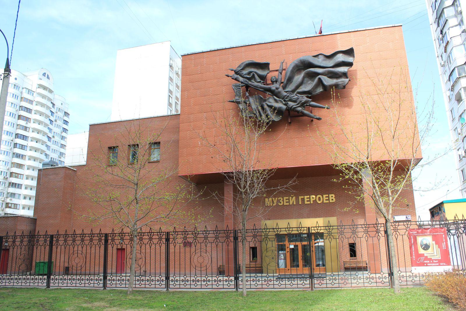 Входная зона Музея у стенда с датой основания учреждения