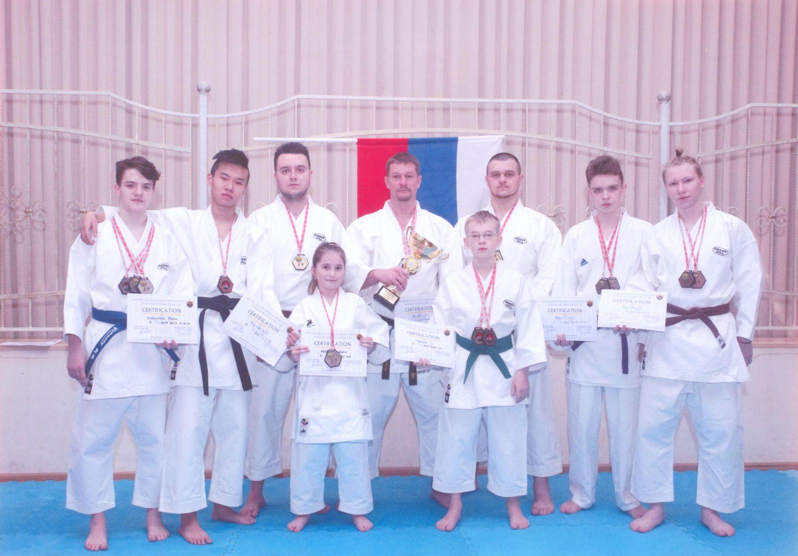 Витрина З-4. Фотография «Максима Владимировича Бахарева с учениками»