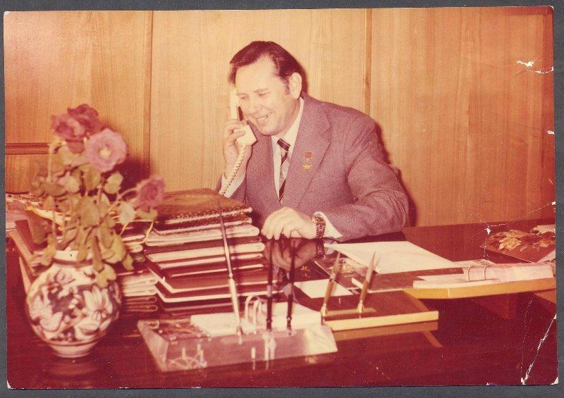 Витрины №21,22, 23. Герои Труда.
Муляж золотой медали «Серп и Молот»