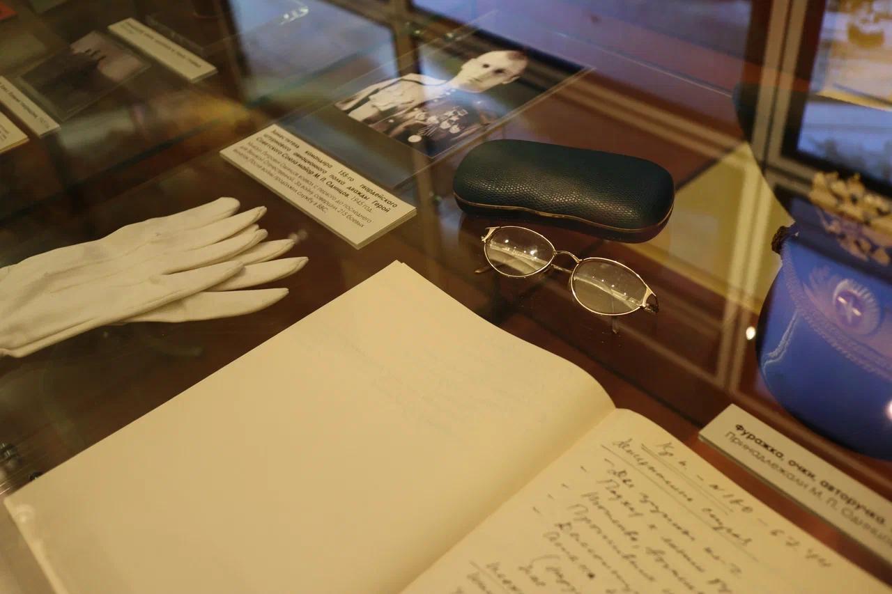 Витрины у входа – 2 +