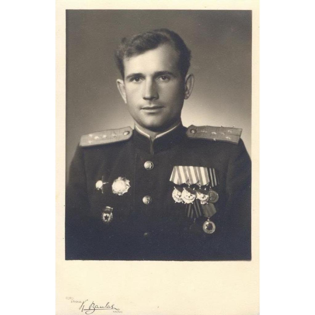 Витрины у входа – 4+