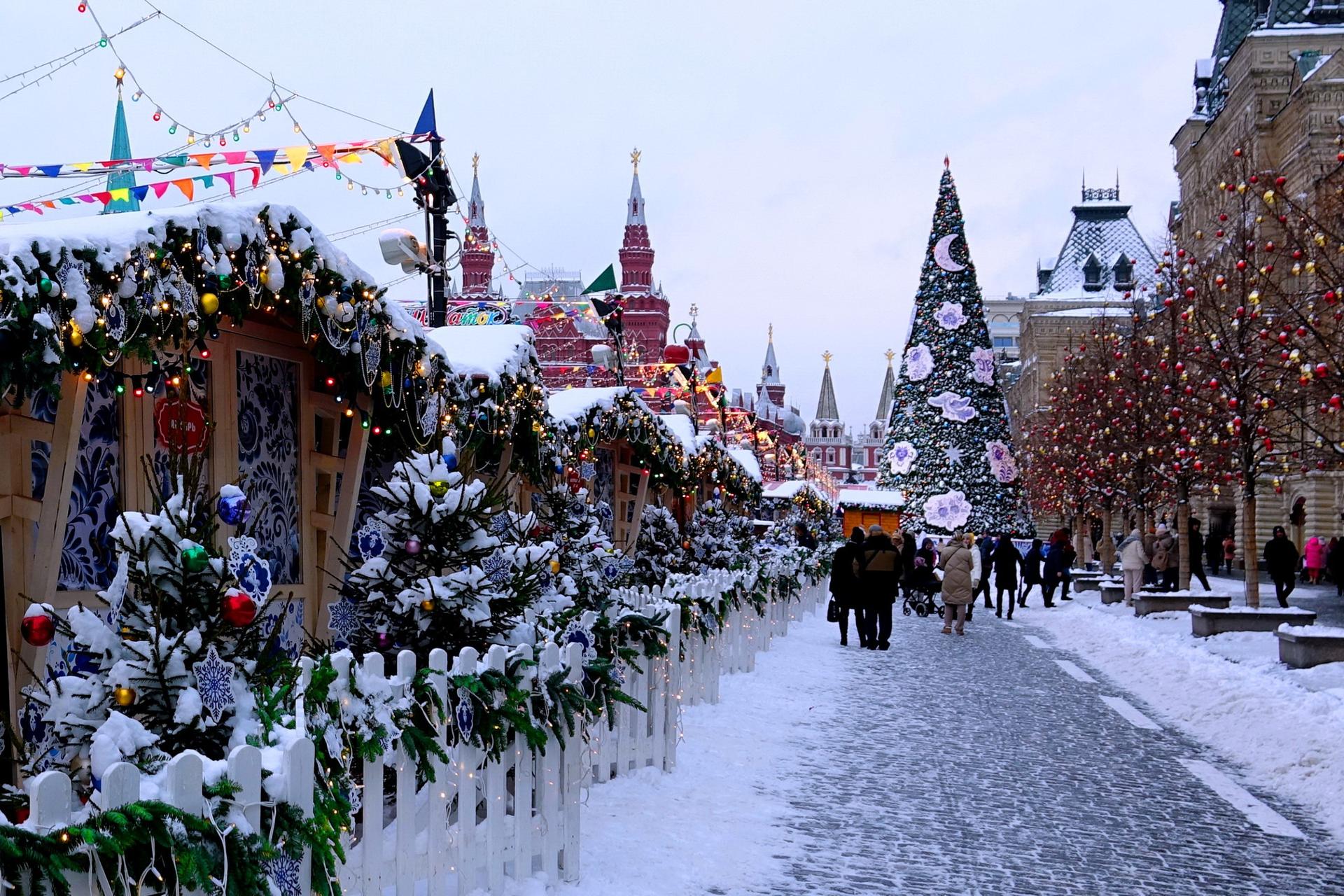 "Купить, что вошь убить, а продать, что блоху поймать": экскурсия по самым торговым местам Москвы