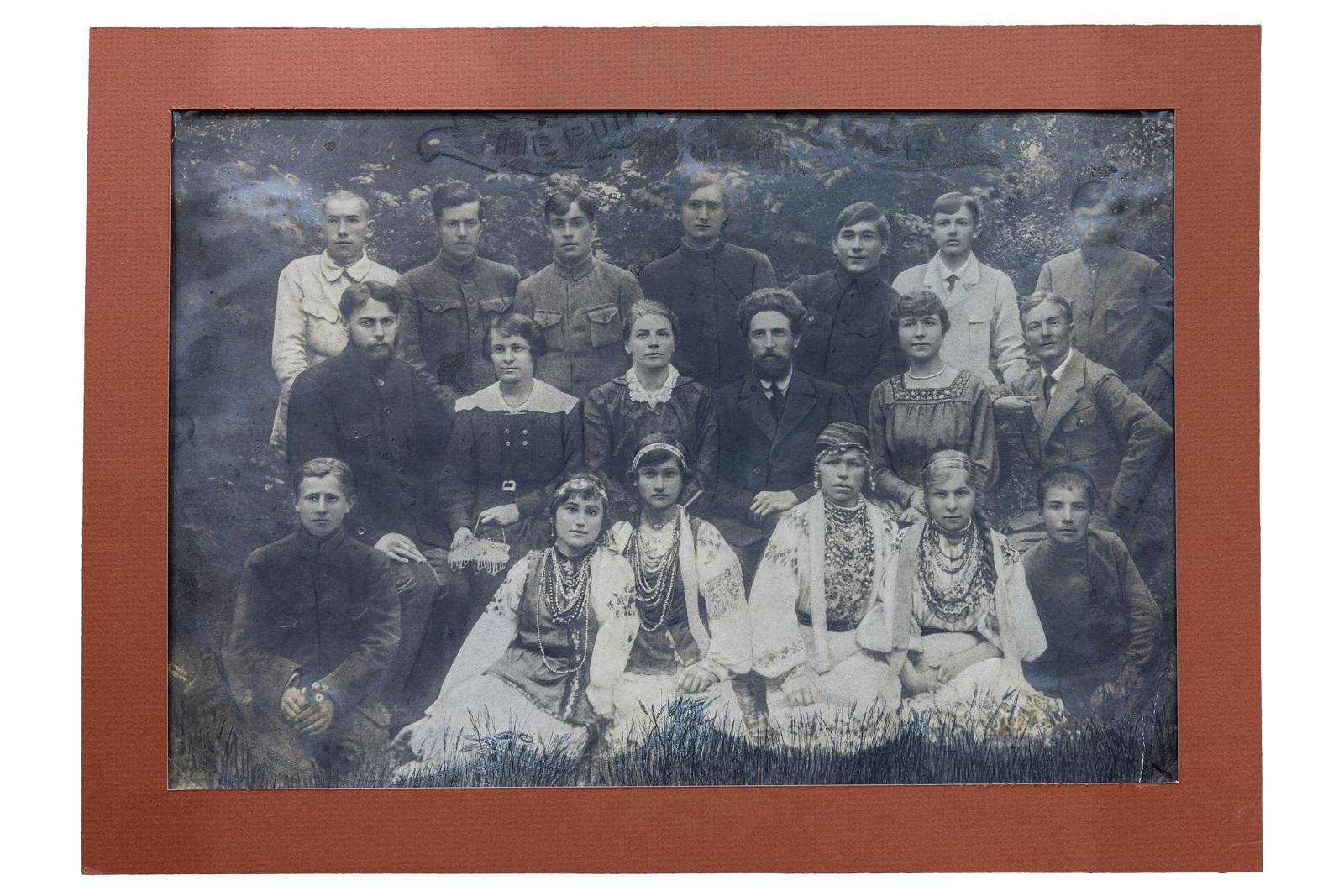 Фотография. Группа учащихся Первого выпуска Шепетовской единой трудовой школы.