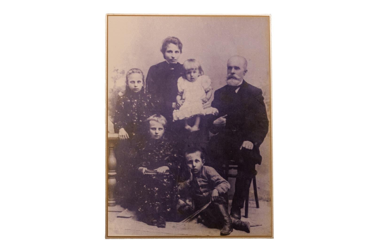 Фотография семьи Николая Островского