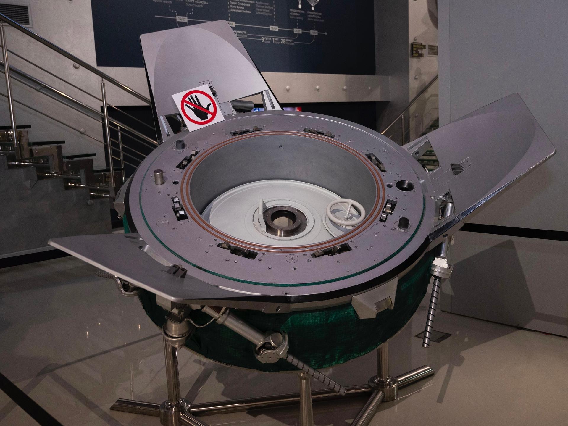 Макет стыковочного модуля (АПАС)