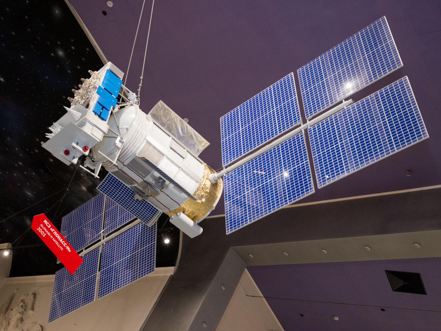 Макет искусственного спутника Земли «ГЛОНАСС-М»