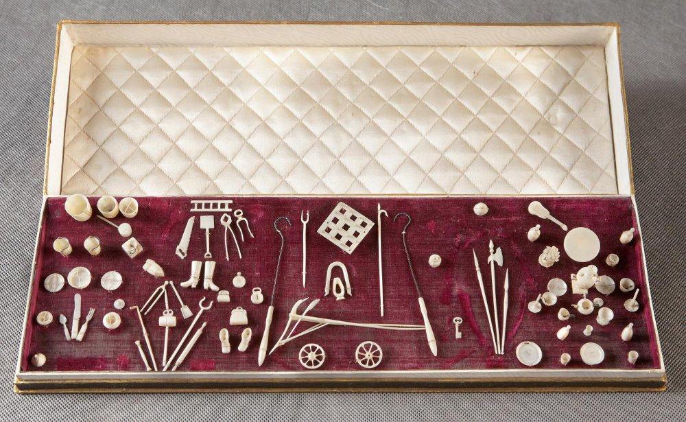 Коробка с костяными бирюльками. 1880-е гг.