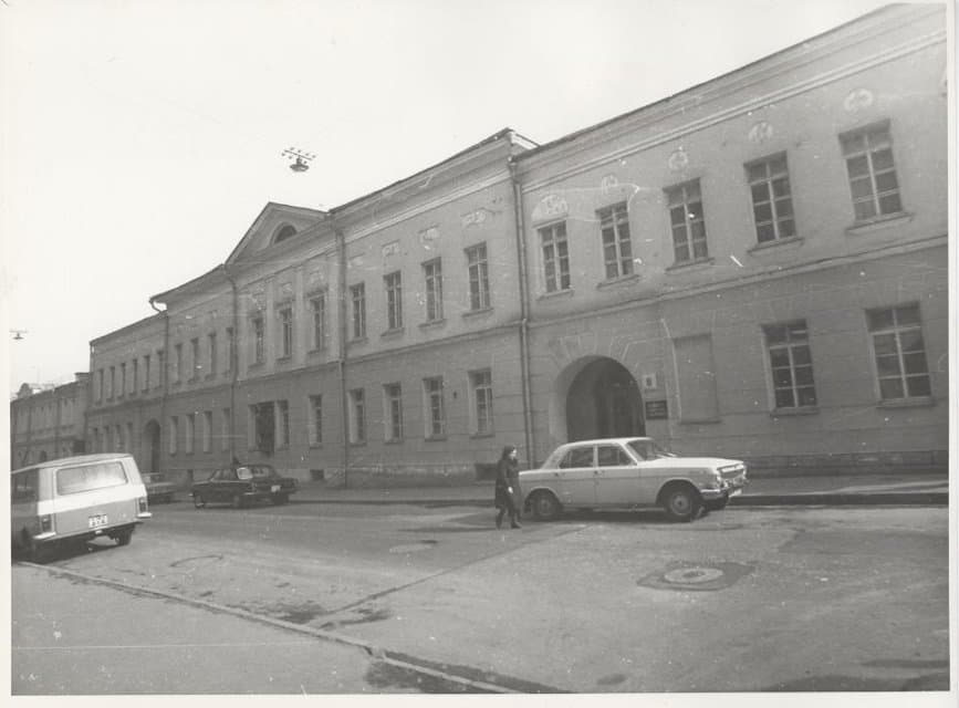 Фотография. Улица Немировича-Данченко (сейчас Глинищевский переулок), д. 6. Вид на главный фасад здания. 1981 г. Степанов М.Н.