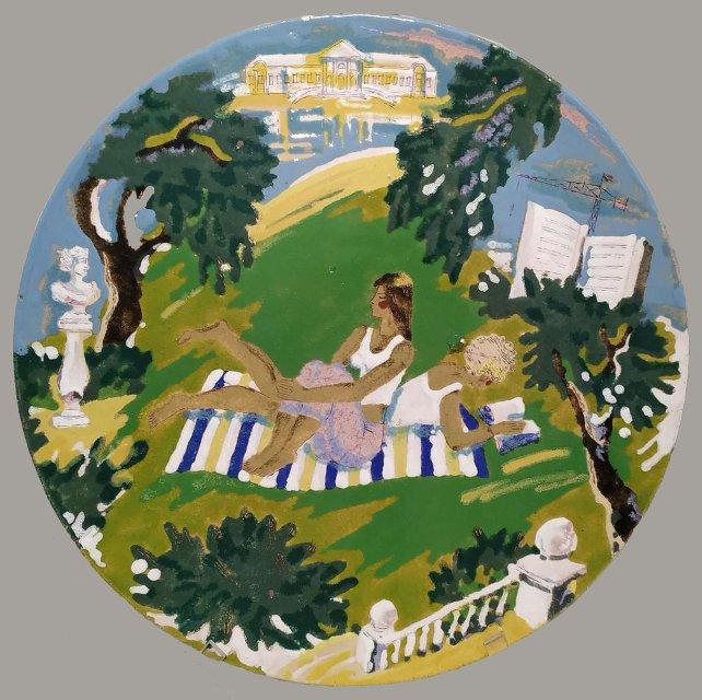 Декоративное блюдо «Выходной»
из композиции «Московские парки». 1987. Шабанова Т.П.