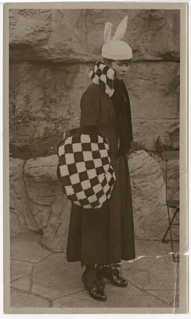 Фотография. Последний писк моды. Шахматный дизайн для мехов. 1914-1918. Неизвестный автор