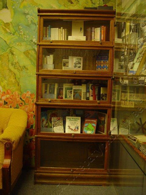 Блок из пяти книжных полок с остеклёнными задвижными дверками. Первая половина XX века