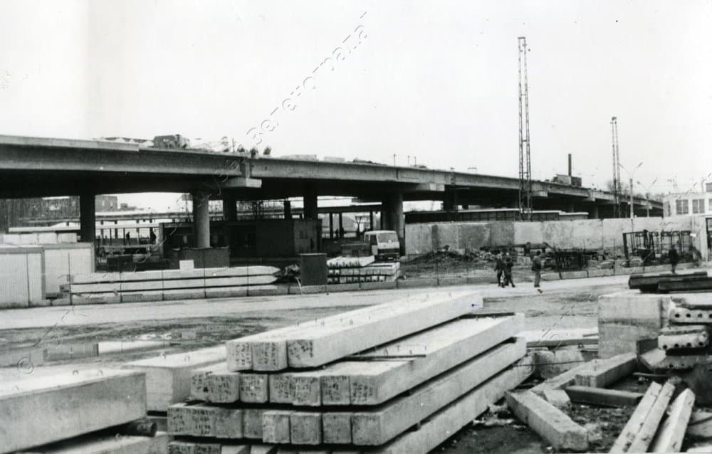 Фотография ч/б. Фрагмент строительства Путепровода - моста через железную дорогу у станции Крюково. Правая часть. Апрель 1995 г. 1995. Курганов Г.И.