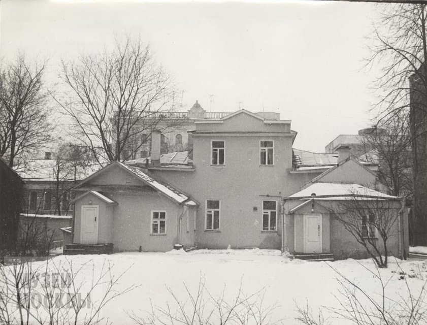 Фотография. Улица Воровского, д.48. Вид на задний фасад здания. Декабрь 1984 г. Панков А.С.