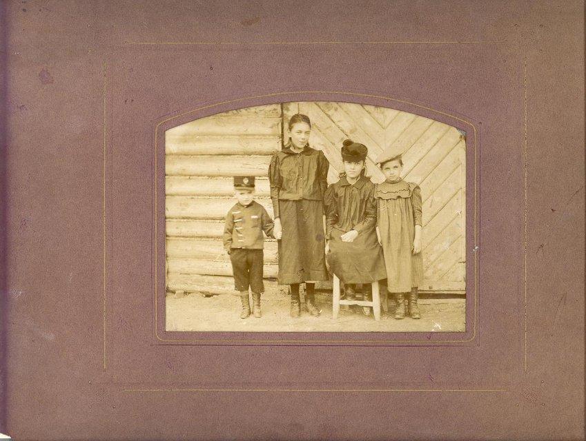 Фотография. Г.Я. Эфрон, А.Я. Эфрон, Е.Я. Эфрон, В.Я. Эфрон. Около 1855 г.