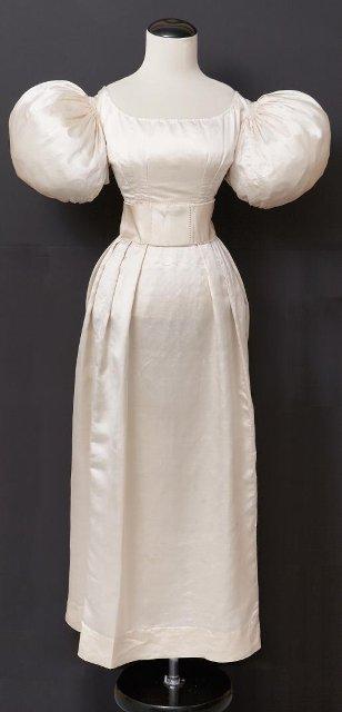 Платье женское из шёлкового атласа. 1820-е гг.