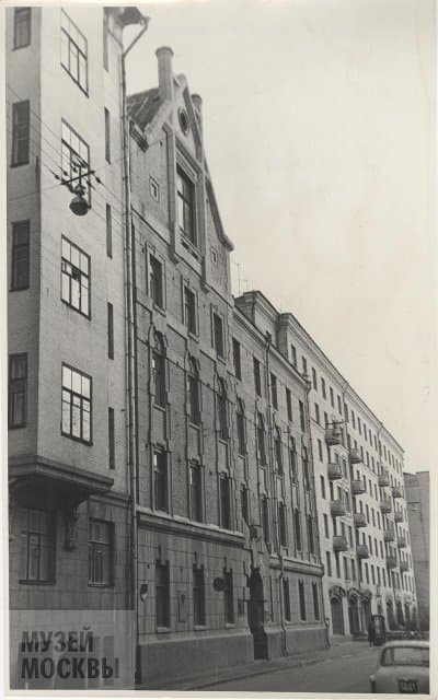 Фотография. Улица Веснина, д.12. Вид на главный фасад здания (дом, где жил Е. Вахтангов). Ноябрь 1973 г. Головкин К.Г.