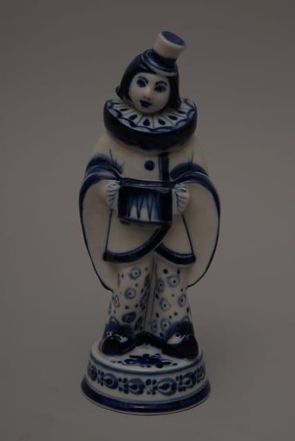 Скульптура «Арлекино с гармошкой». 1996. Симонов С.М., Симонова О.А.