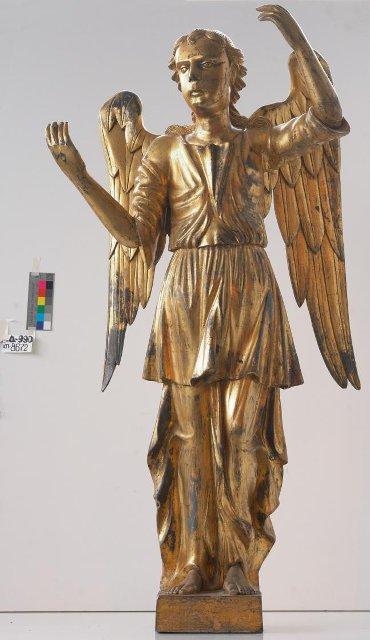 Скульптура "Ангел" от надпрестольной сени. XVIII в. середина