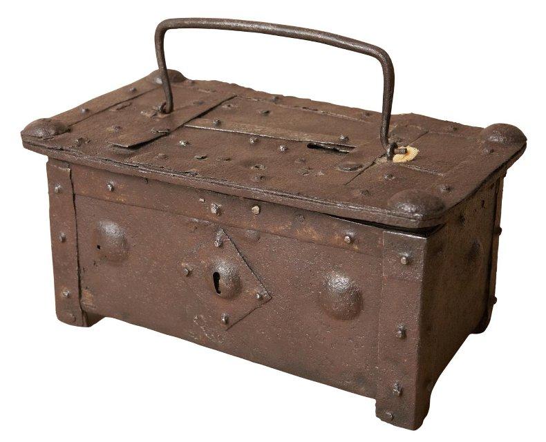 Сундучок - сейф с откидной крышкой. первая половина XVII в.