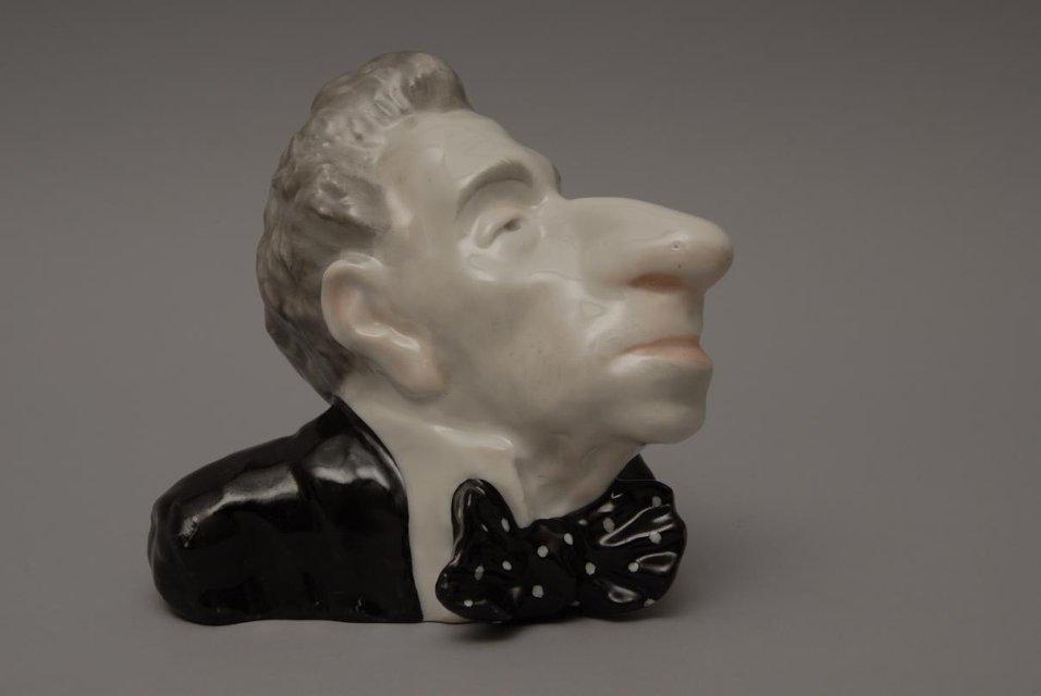 Бюст Мейерхольда. Дружеский шарж. 1937. Кукрыниксы (М.В. Куприянов, П.Н. Крылов, Н.А. Соколов)