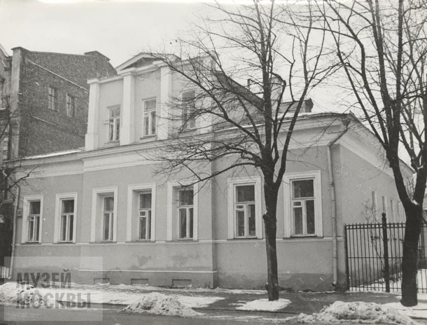 Фотография. Улица Воровского, д.48. Вид на главный и боковой фасады здания. Декабрь 1984 г. Панков А.С.