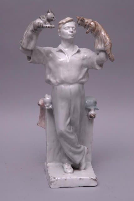 Фигура С.В. Образцова / Скульптура «Образцов С.В. с куклами». 1949. Слоним И.Л.