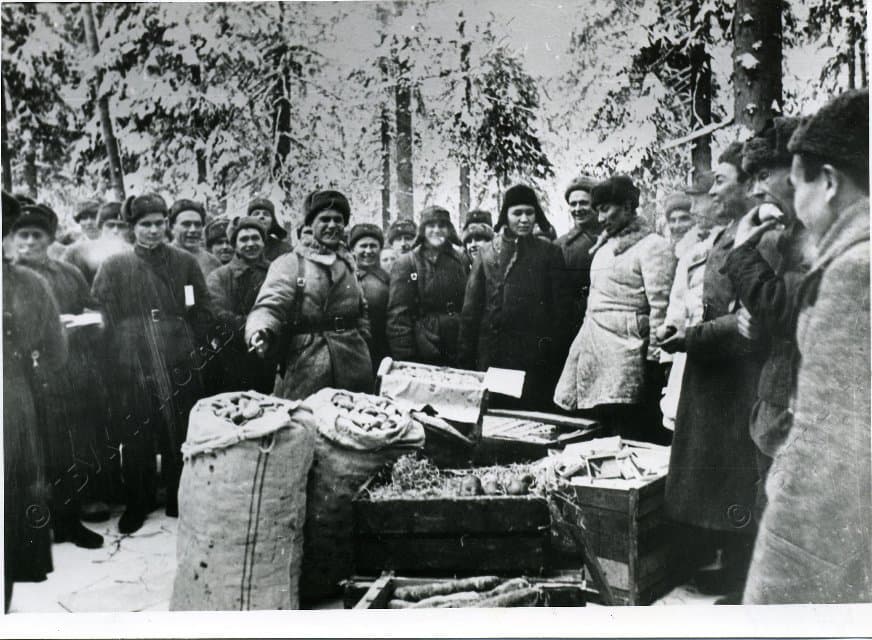 Фотография ч/б. Западный фронт. Комиссар 1073 гв. стр. полка П.В.Логвиненко от имени бойцов благодарит представителей республик Казахстана и Киргизии Ш.Кадылбаева и Керима Орозалиева, привезших новогодние подарки от трудящихся этих республик. 1.01.1942 г.