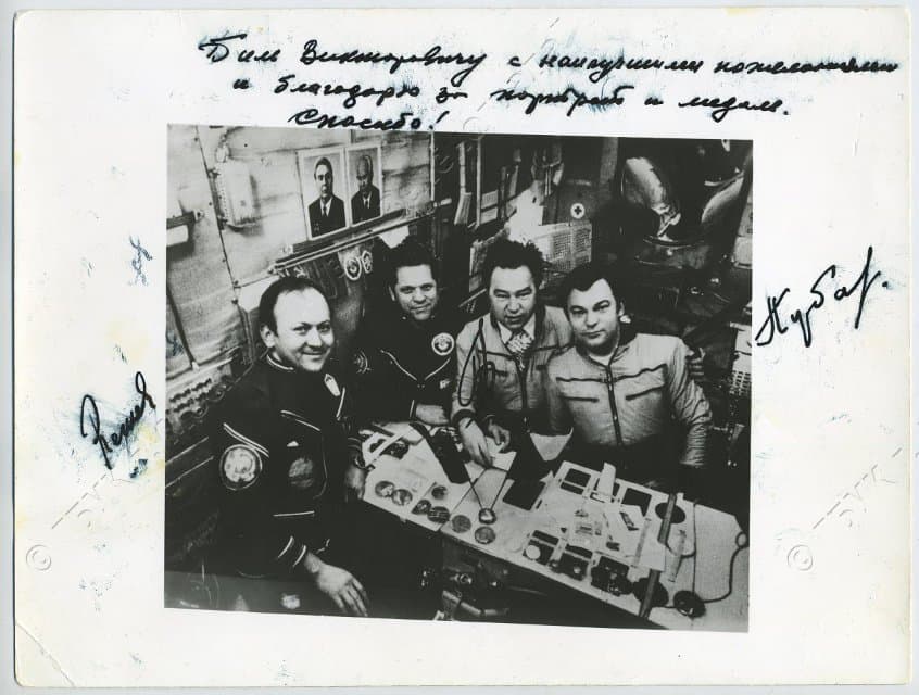Фотография ч/б. Космонавты международного советско-чехословацкого полета на борту орбитальной станции "Салют-6". 1978
