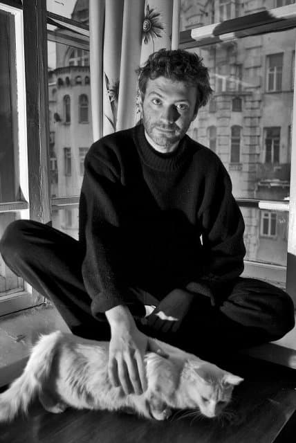 Фотография. Павел Пепперштейн и кошка Балашова. 2001. Верещагин И.Е.