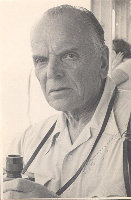 Фотография ч/б. К. Г. Паустовский, погрудный портрет, с биноклем в руках. Теплоход "Нахимов". 1957г. 1957 г. Алянский С.М.