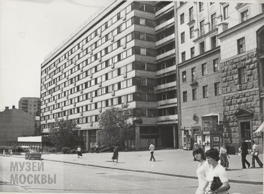 Фотография. Большая Бронная улица, д.29. Вид на главный фасад здания. 1983 г. Степанов М.Н.