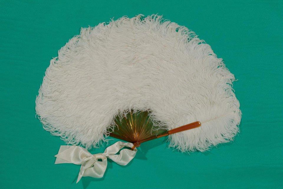 Веер pliant бальный из белых страусовых перьев. Конец XIX - начало XX века