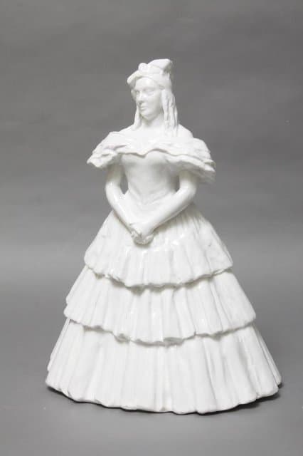 Скульптура «Народная артистка Н.Д. Шпиллер в роли Татьяны Лариной из оперы П.И. Чайковского “Евгений Онегин”»
(Скульптура поступила в музей как изображение артистки Н. Кругликовой). 1949. Слоним И.Л.