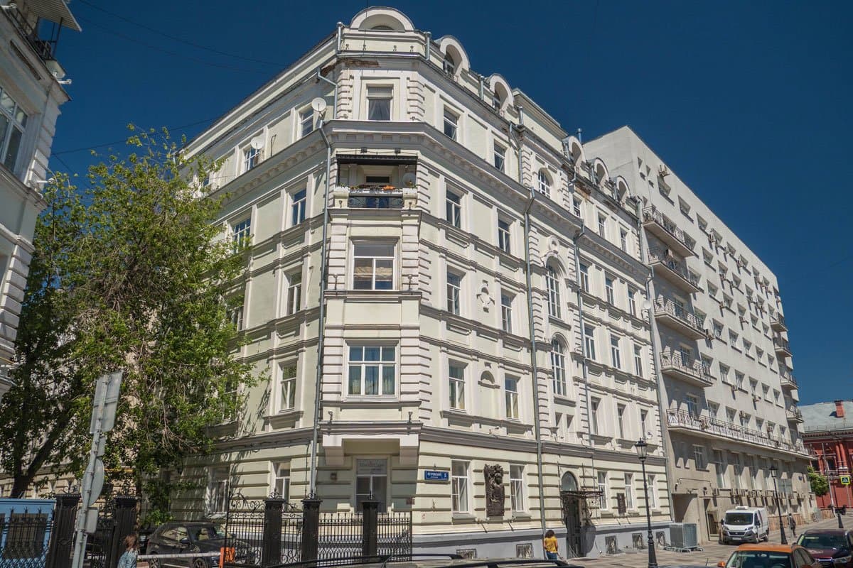 Доходный дом А. А. Бахрушина (1896, архитектор А. Л. Обер). Здесь в разные годы жили и работали поэты: С. А. Есенин и А. Б. Мариенгоф, артисты М. И. Бабанова и Д. Н. Орлов, пианист К.Н. Игумнов, актёр А. И. Зражевский