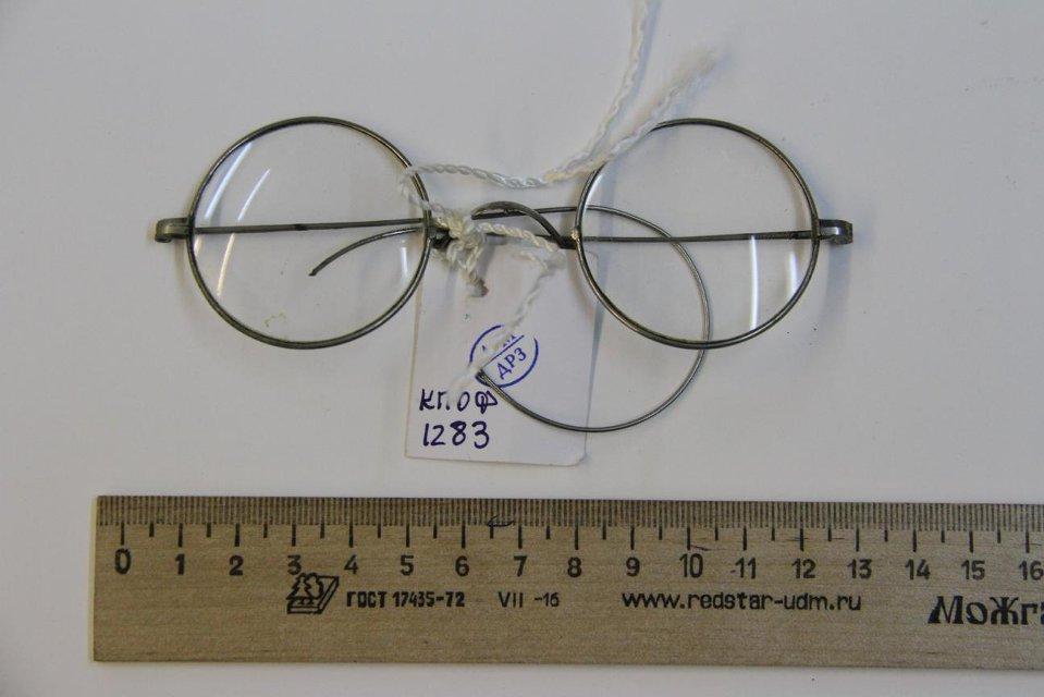 Очки круглые в металлической оправе с проволочными дужками. Линзы стеклянные с разными показателями. (?). 1936 г.(?)